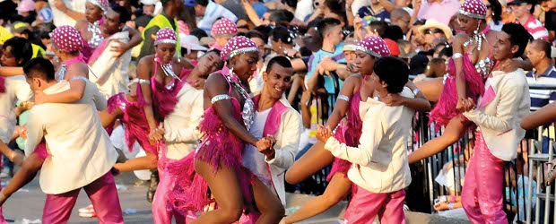 El Salsódromo prendió la fiesta en Cali | Colprensa | Este sábado inició el Salsódromo, evento inaugural de la Feria de Cali, que contó con 8 alas temáticas, 5 carrozas alegóricas, 5 orquestas, 33 escuelas de salsa, 25 artistas de la vieja guardia y 1.093 bailarines.