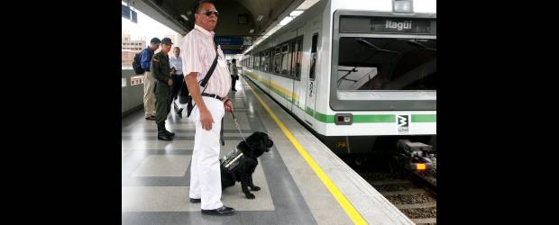 Mascotas sí viajarán en transporte público | Archivo | En el metro está permitido que las personas con discapacidad visual ingresen a la plataforma con sus mascotas guías y que se transporten con ellas.