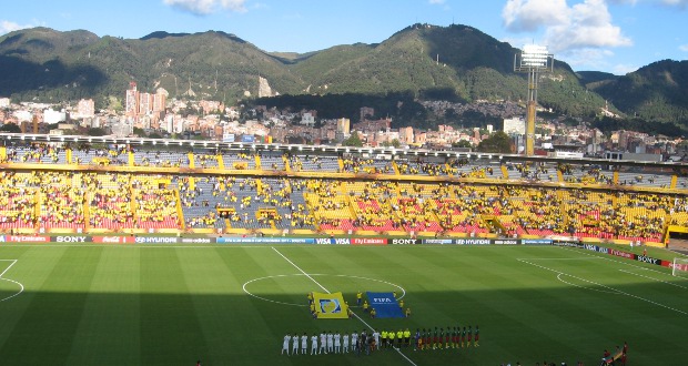 Con sol, Bogotá abre la jornada | Wilson Díaz Sánchez | Imagen del estadio El Campín en el momento que salieron al terreno de juego Uruguay y Camerún para el primer juego de la jornada en Bogotá.