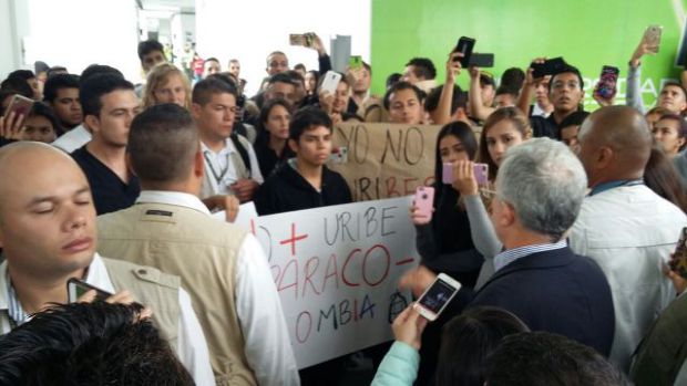 Álvaro Uribe Vélez, senador del Centro Democrático, durante el cruce de argumentos con estudiantes en Manizales. FOTO Cortesía La Patria.
