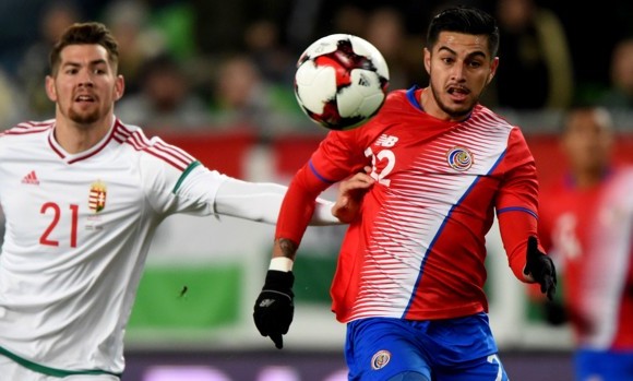 El lateral de Costa Rica, Ronald Matarrita, de uniforme rojo, es baja de su selección a última hora por lesión. FOTO AFP