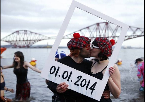 Reuters - M&#225;s nadadores reunidos para recibir el a&#241;o en las frias aguas de Escocia.