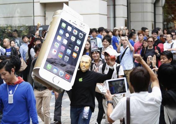 Reuters - Hasta con m&#225;scaras del fallecido Steve Jobs, festejan el Jap&#243;n la llegada del iPhone 6.