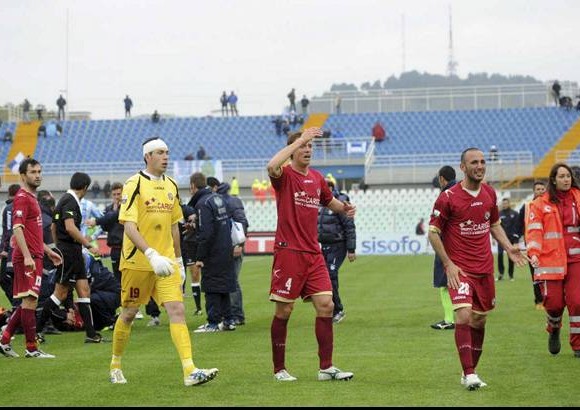 Foto AP - El futbolista se sinti&#243; mal en el minuto 31 del partido que disputaban el Pescara y el Livorno cuando se encontraba lejos del bal&#243;n y cay&#243; al c&#233;sped cerca del &#225;rea de su equipo.