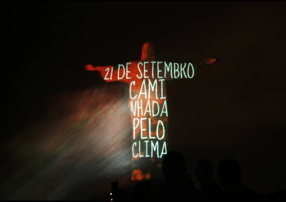 Reuters - A prop&#243;sito, en Brasil, el Corcovado muestra un mensaje que anuncia una movilizaci&#243;n global por el clima.