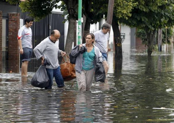 Reuters - Los residentes de La Plata tratan de sacar algunas pertenencias en medio de la inundaci&#243;n.