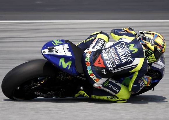 AP - Valentino Rossi de Italia conduce su Yamaha durante los entrenamientos libres del Gran Premio en Sepang, Malasia.