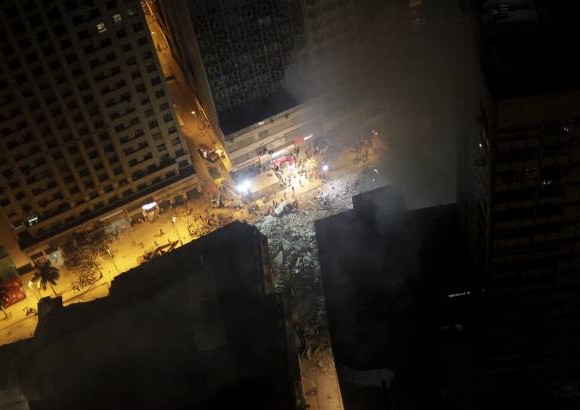 Reuters - Un gran grupo de bomberos, equipados con linternas, trabaj&#243; en la b&#250;squeda de las v&#237;ctimas.