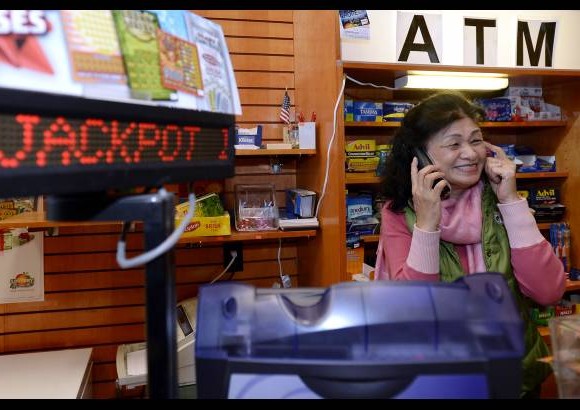 AP - Felicidad es lo que manifiesta la propietaria de la tienda donde se vendi&#243; en Atlanta uno de los boletos ganadores de la loter&#237;a Mega Millions.