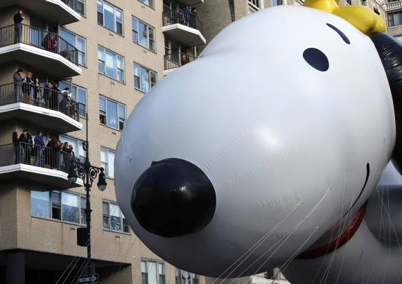 Reuters - El d&#237;a de Acci&#243;n de Gracias en E.U. comenz&#243; con la continuaci&#243;n de una tradici&#243;n, el desfile de los grandes almacenes Macy&#39;s, despu&#233;s de que los grandes globos pudieron marchar a pesar de la amenaza del viento. Carrozas, bandas de m&#250;sica y grupos de baile realizaron el recorrido. A pesar del fr&#237;o (unos 0 grados cent&#237;grados al inicio), m&#225;s de tres millones de personas presenciaron el desfile.