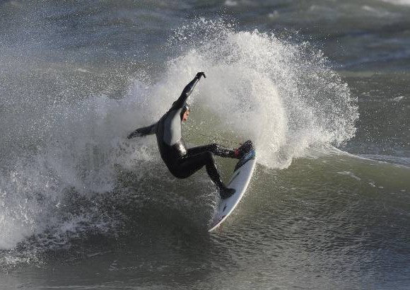 Reuters - En gales, Reino Unido, este surfista aprovecha las olas.