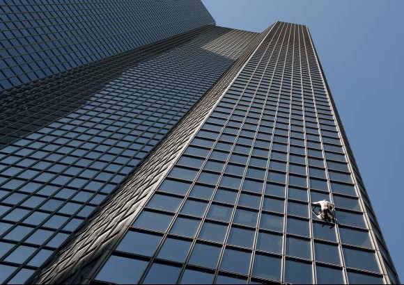 AFP - Alain Robert, el escalador urbano franc&#233;s conocido como Spiderman, sube este edificio cerca a Par&#237;s.