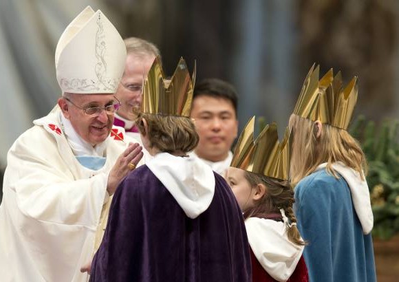 AP - Imagen de la primera celebraci&#243;n eucar&#237;stica del a&#241;o del Papa Francisco.