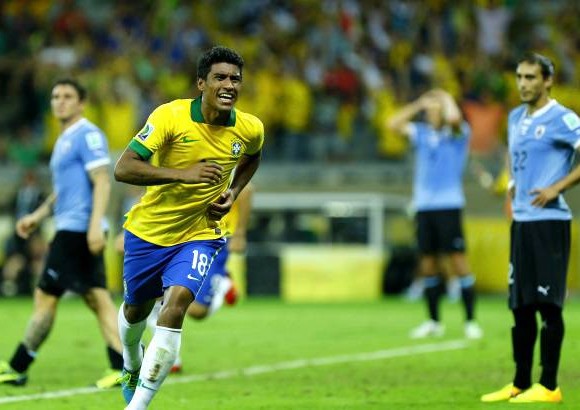 FOTO AP - Un tiro de esquina lanzado por Neymar a la cabeza de Paulinho le permiti&#243; a Brasil el pase a la final.