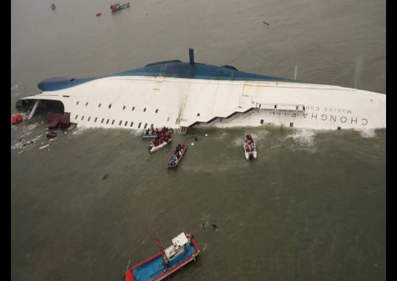 AP - No estaba inmediatamente claro porqu&#233; el ferry Sewol se inclin&#243; fuertemente y naufrag&#243; en condiciones aparentemente calmas al sudoeste de la costa surcoreana, aunque algunos sobrevivientes reportaron lo que parecer&#237;a ser un impacto antes del accidente.