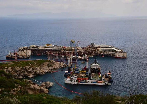 AFP - El Costa Concordia, crucero siniestrado en 2012 frente a la isla italiana del Giglio y que caus&#243; la muerte a 32 personas, comenz&#243; a ser reflotado este lunes, informaron las autoridades implicadas en las operaciones de rescate del barco.
