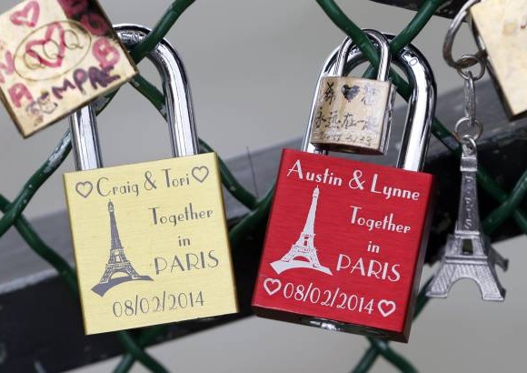 Reuters - Los famosos candados con la que los enamorados sellan su amor en los puentes de Francia y otros pa&#237;ses de Europa se multiplicaron en la semana de San Valent&#237;n. Aqu&#237; algunos en el puente de las artes sobre el r&#237;o Sena en Par&#237;s.