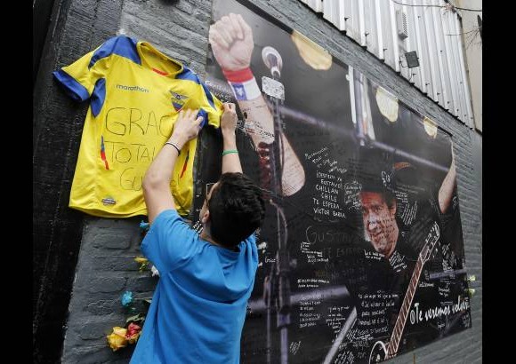 Reuters - En su despedida, muchos de sus seguidores lloraron y cantaron canciones del m&#250;sico que tuvo una pr&#243;spera carrera en solitario.