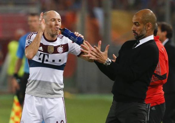 Reuters - Pep Guardiola junto a Arjen Robben, durante el partido de Champions ante el AS Roma.