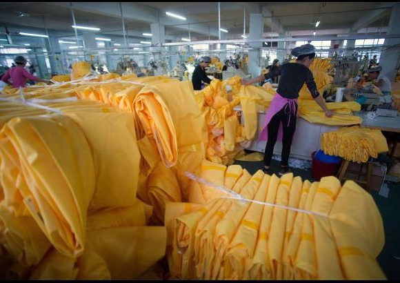 AFP - Alta demanda de trajes protectores ante el &#233;bola en esta empresa de confecci&#243;n en China.