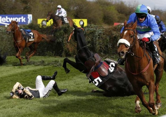 Reuters - Momentos de la carrera de caballos en Aintree, norte de Inglaterra.