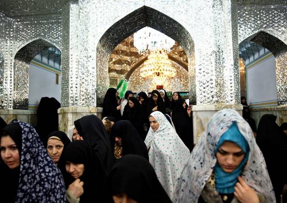 AP - Las mujeres iran&#237;es se re&#250;nen en el santuario chi&#237;ta del Imam, San Abdulazim al sur de Teher&#225;n, Ir&#225;n.