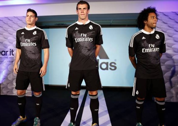 FOTO REUTERS - El Real Madrid, con James Rodr&#237;guez, Iker Casillas, Marcelo, Xabi Alonso y Gareth Bale como modelos, present&#243; la tercera camiseta que usar&#225;n en la Liga de Campeones.