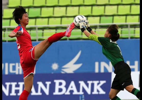 AP - El f&#250;tbol femenino est&#225; presente en los 17 Juegos Asi&#225;tiacos. En la imagen el equipo de Corea del norte contra Vietnam.