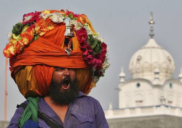 Reuters - Un guerrero sikh, bosteza mientras lleva puesto un turbante durante una procesi&#243;n religiosa con motivo del Bandi Chhorh Divas en la ciudad Amritsar, India.