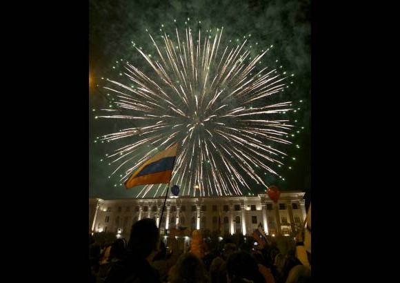 AP - Fuegos artificiales en el centro de la plaza de Lenin en Simferopol, Crimea.