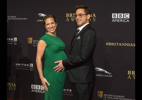 Reuters - El actor Robert Downey Jr. y su esposa Susan posan en los Premios Bafta en Los &#193;ngeles, Britannia Awards.