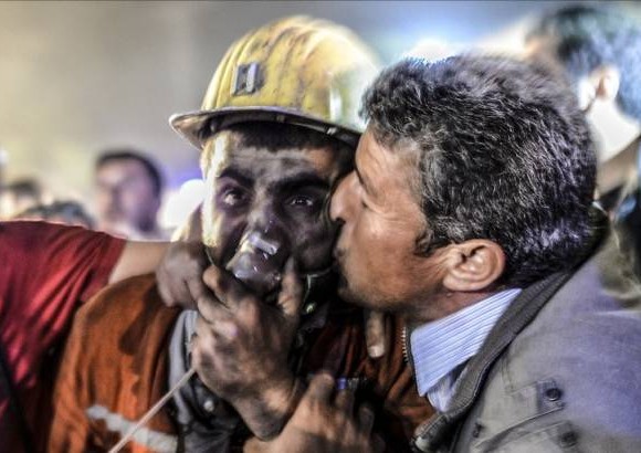 AFP - Esta imagen de la tragedia minera en Soma, Turqu&#237;a, le dio la vuelta al mundo.