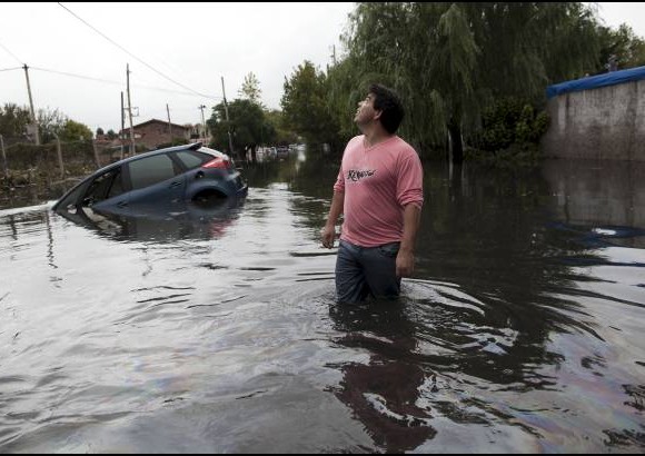 AP - La presidenta argentina, Cristina Fern&#225;ndez, decret&#243; tres d&#237;as de duelo por las, por lo menos, 52 v&#237;ctimas mortales que dej&#243; el temporal de lluvias.