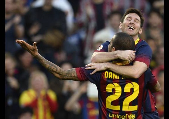 AFP - Partido de la liga espa&#241;ola entre el FC Barcelona y el Osasuna. Messi y Dani Alves celebran el gol.
