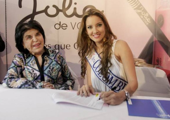 Foto Juan Pablo Bayona-Colprensa - Daniella firm&#243; si contrato con Jolie de Vogue y su fundadora do&#241;a Mar&#237;a de Ch&#225;vez.
