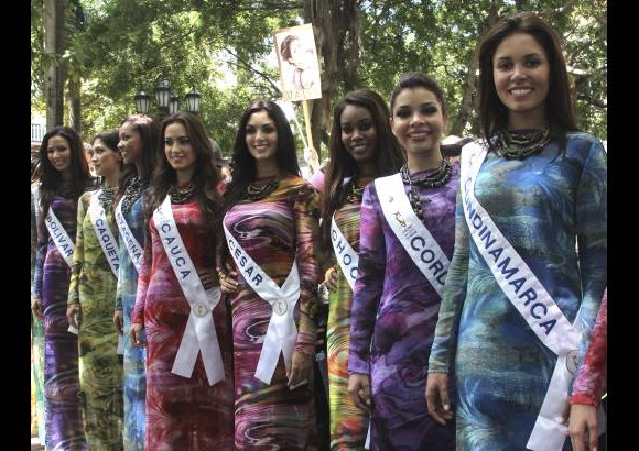 COLPRENSA - En su primer d&#237;a en Cartagena las reinas lucieron vestidos y accesorios de la dise&#241;adora Beatriz Camacho y calzado de Asoinducals
