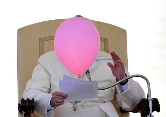 AFP - Es el Papa Francisco en su habitual audiencia en la plaza de San Pedro esta semana. El paso de un globo rosa gener&#243; la particular imagen.