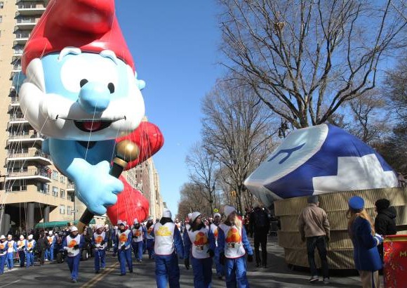 AP - El d&#237;a de Acci&#243;n de Gracias en E.U. comenz&#243; con la continuaci&#243;n de una tradici&#243;n, el desfile de los grandes almacenes Macy&#39;s, despu&#233;s de que los grandes globos pudieron marchar a pesar de la amenaza del viento. Carrozas, bandas de m&#250;sica y grupos de baile realizaron el recorrido. A pesar del fr&#237;o (unos 0 grados cent&#237;grados al inicio), m&#225;s de tres millones de personas presenciaron el desfile.