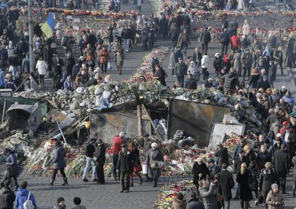 AP - Las flores cubren el suelo y barricadas donde los manifestantes fueron asesinados en un enfrentamiento reciente con la polic&#237;a antidisturbios en Kiev, Ucrania.