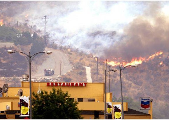 AP - Un feroz incendio forestal destruy&#243; un centenar de viviendas en el estado de Washington.