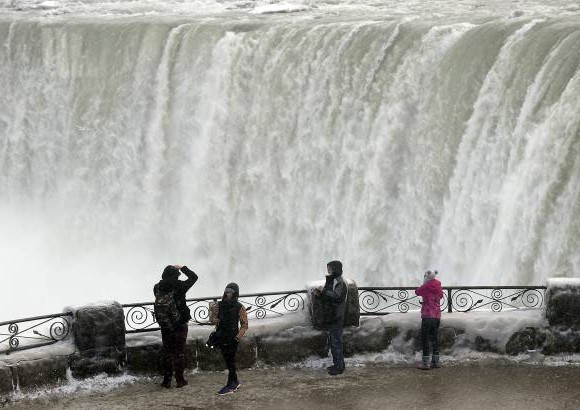 Reuters - Las cataratas del Ni&#225;gara, uno de los mayores atractivos tur&#237;sticos de Estados Unidos y Canad&#225;, tambi&#233;n sufri&#243; el impacto de los fuertes vientos, las nevadas y el v&#243;rtice polar que azota a estos pa&#237;ses y ha afectado a m&#225;s de 240 millones de personas.