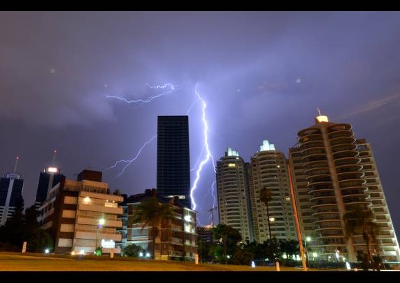 AFP - Uruguay tambi&#233;n recibi&#243; el a&#241;o con una tormenta. Aqu&#237; momentos previos.