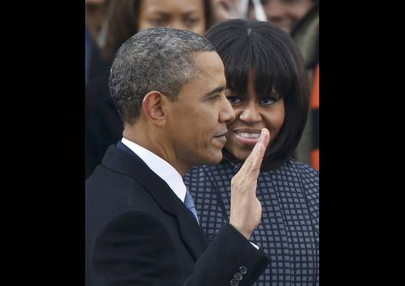 Reuters - El presidente Obama eligi&#243; una corbata azul y una camisa blanca, con un traje y un abrigo obscuro.