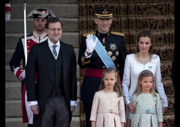 AFP - Luego de la ceremonia, la familia real y el presidente Mariano Rajoy saludaron a quienes esperaban fuera del recinto.