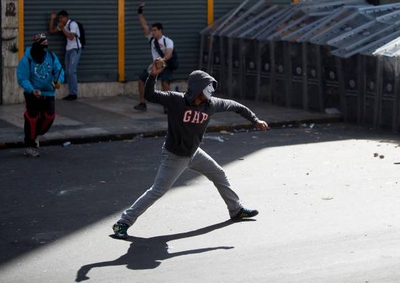 AP - Por lo menos dos muertos, 23 heridos y m&#225;s de 25 detenidos dejo este mi&#233;rcoles la jornada de protestas que se registr&#243; en Venezuela, seg&#250;n fuentes oficiales. El pa&#237;s fue escenario de marchas a favor y en contra del Gobierno, con la oposici&#243;n reclamando un cambio en el pa&#237;s y el chavismo denunciando un plan para desestabilizarlo.