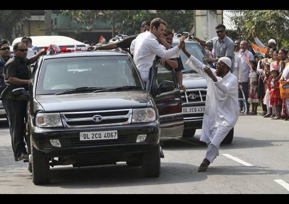 AP - Un partidario musulm&#225;n del Rahul Gandhi le da la mano de Gandhi durante su gira de campa&#241;a para las elecciones parlamentarias, en Nagaon, India.