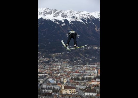 AP - Torneo de salto de ski en Innsbruck, Austria.