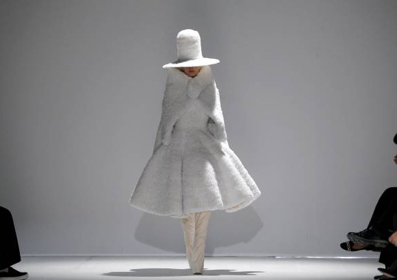AP - Semana de la moda en Par&#237;s, creaci&#243;n del dise&#241;ador brit&#225;nico Gareth Pugh&#39;s.