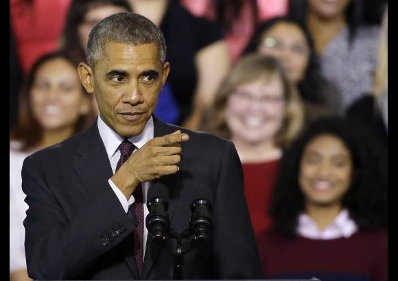 AP - El presidente Barack Obama habla de la econom&#237;a con algunas protestas de quienes lo escuchan.