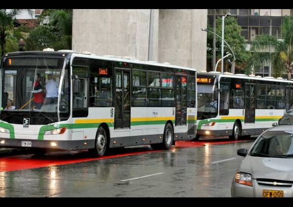 - Por la intermitencia del primer d&#237;a de operaciones, hasta dos buses se juntaron en paraderos de la Oriental.